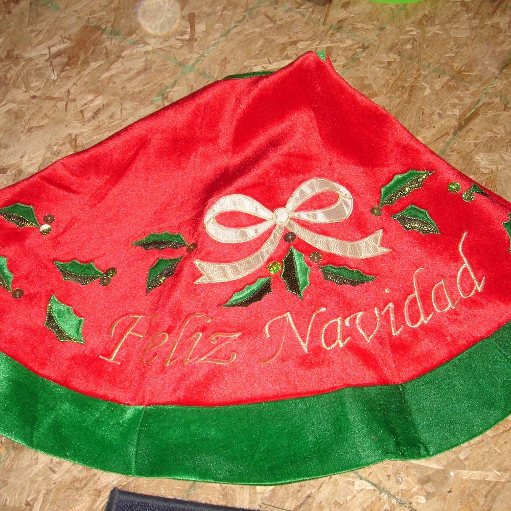 beautiful tree skirt FELIZ NAVIDAD